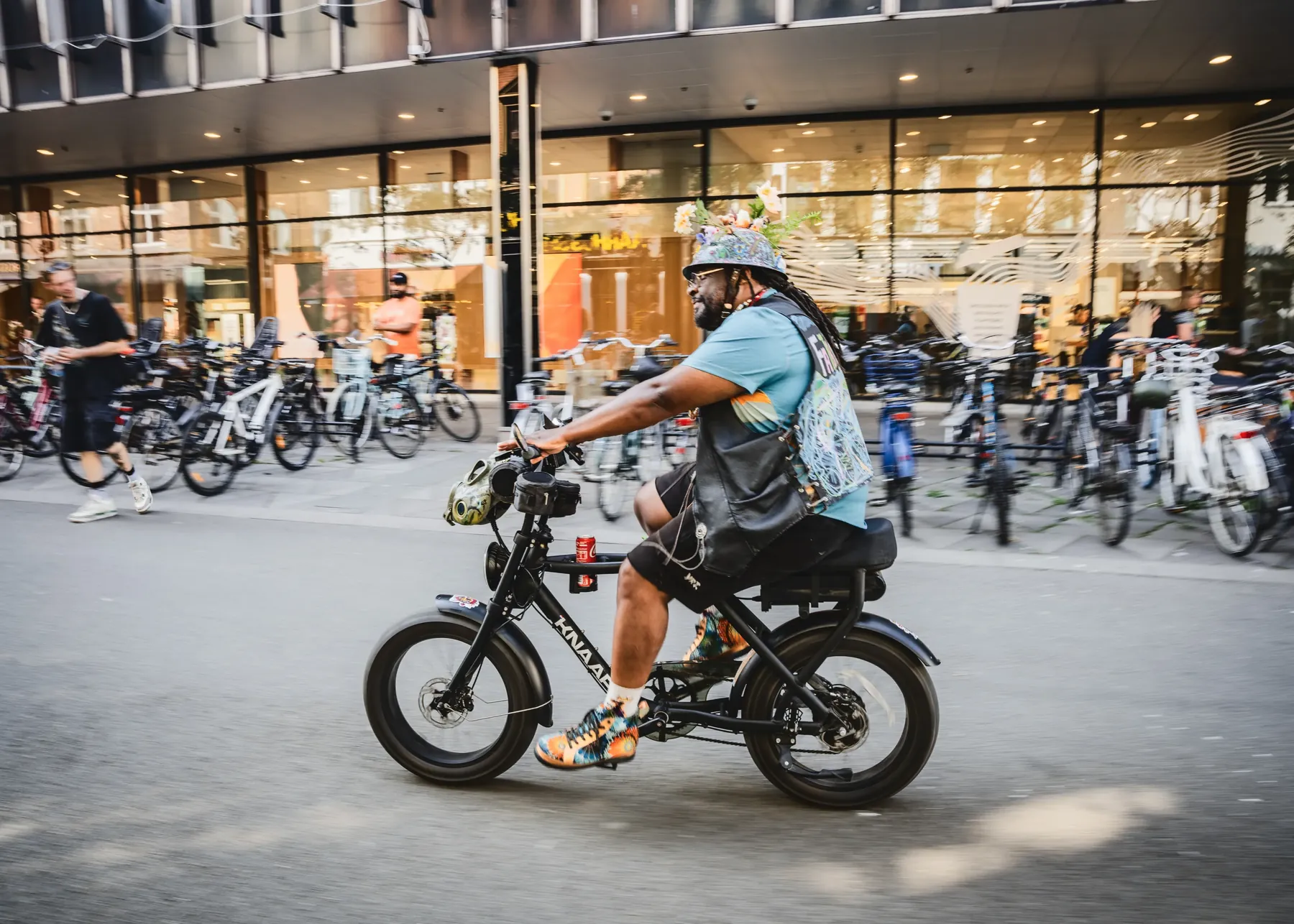 FatbikeHero kører gennem Aarhus, fotograferet med bevægelsesuskarphed.